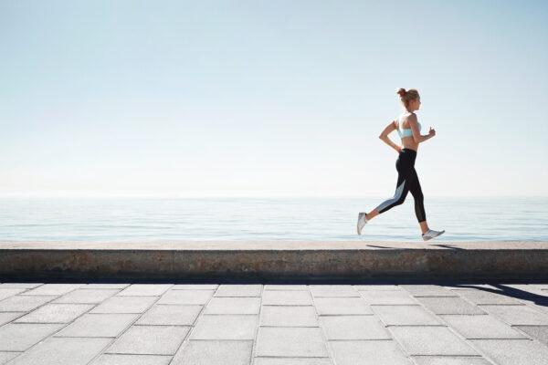 jogging young woman running shore 600x400 1 - ZNACZENIE AKTYWNOŚCI FIZYCZNEJ W CUKRZYCY