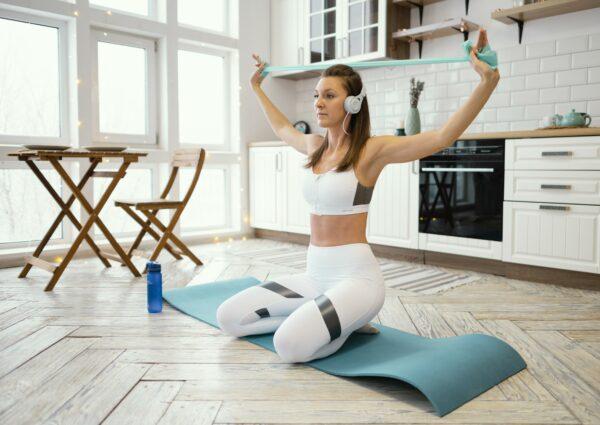 woman exercising home while listening music 600x425 1 - TRENING W CUKRZYCY