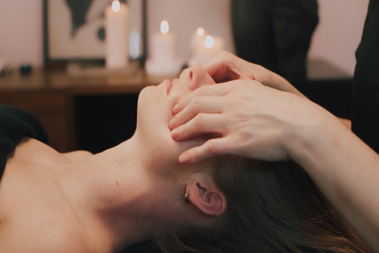 Read more about the article W jaki sposób masaż Kobido stymuluje mięśnie twarzy?