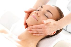 masaż twarzy u kobiety